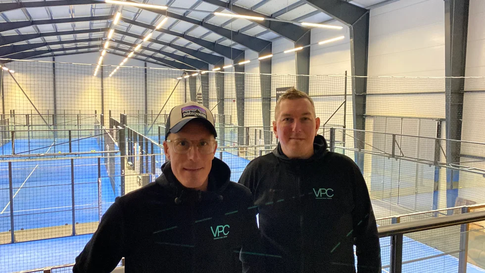 Varamon padel center, VPC, har nya ägare sedan årsskiftet och satsar nytt för att skapa ännu mer liv i sin hall på Agneshög. Martin Johansson och Martin Linder driver nu VPC framåt, som ägare till hälften var.