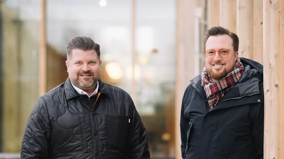 Hendrik Hjärtberg och Rickard Åström, vd, på Ductus i Skellefteå.