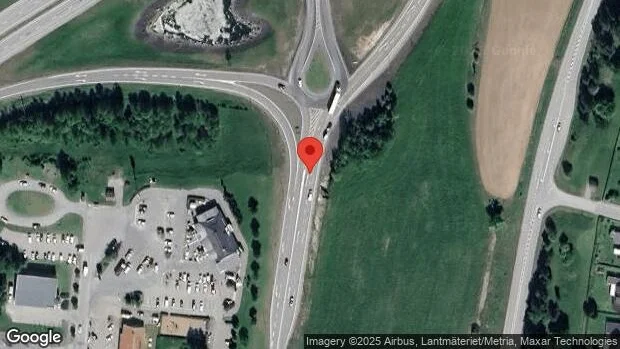 Trafikolycka med en lastbil och en personbil på väg 32