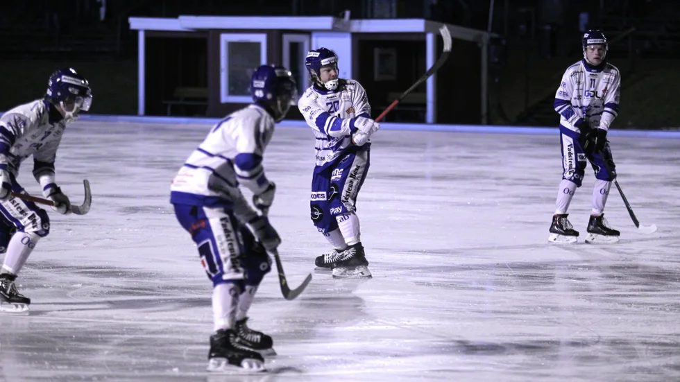 IFK Motalas Eric Åkerlund-Olsson avlossar hörnskott mot Åtvidaberg. Nu väntar ny match på söndag, hemma mot Skirö AIK.