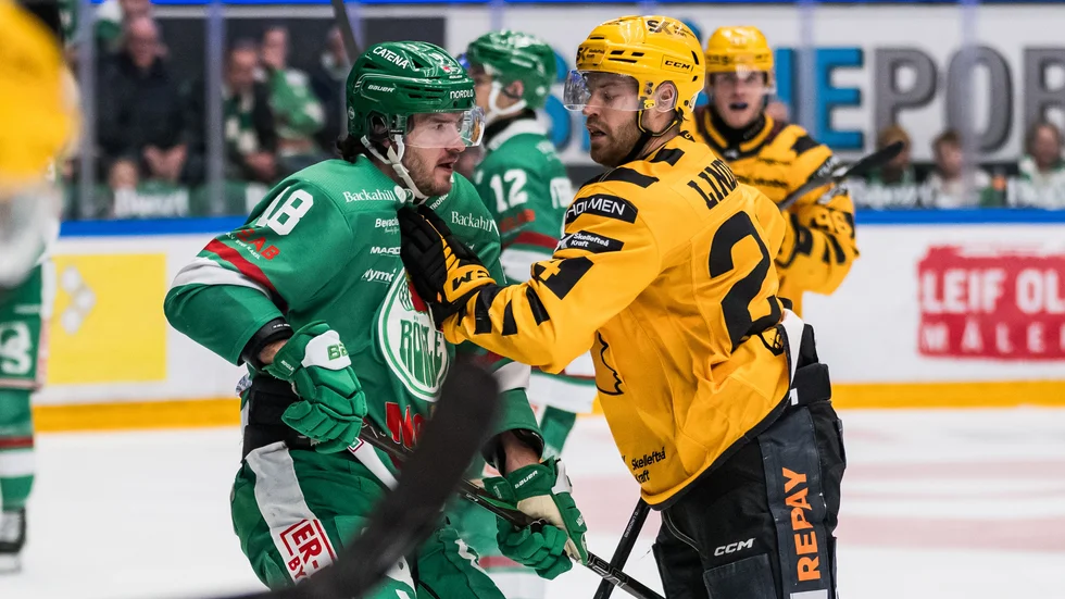 Oscar Lindberg, till höger, i en närkamp med hemmalagets Dennis Everberg i förlustmatchen mot Rögle BK.