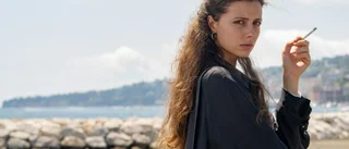Bisarra sexscener mellan ung kvinna och gubbar