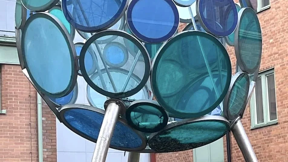 En droppe av hav av Annika Oskarsson, en skulptur vid lasarettet.