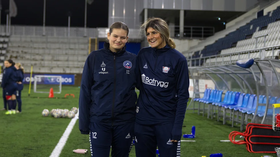 Sofia Ganzhorn och Mariam Khalaf. Bägge tillhör LFC:s akademi. "Jag kom faktiskt från Norrköping och Smedby rätt nyss. Jag ska få börja i A-laget så det lockade såklart. Den stora skillnaden är att det är mycket mer seriöst än det var i exempelvis division 1", säger Mariam. 