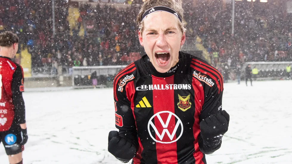 Albin Sporrong jublar efter fotbollsmatchen i kvalet till superettan mellan Östersund och Lunds BK.