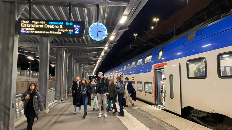 Det är sedan 17.20-tiden stopp i tågtrafiken på Svealandsbanan på grund av ett fordonsfel.