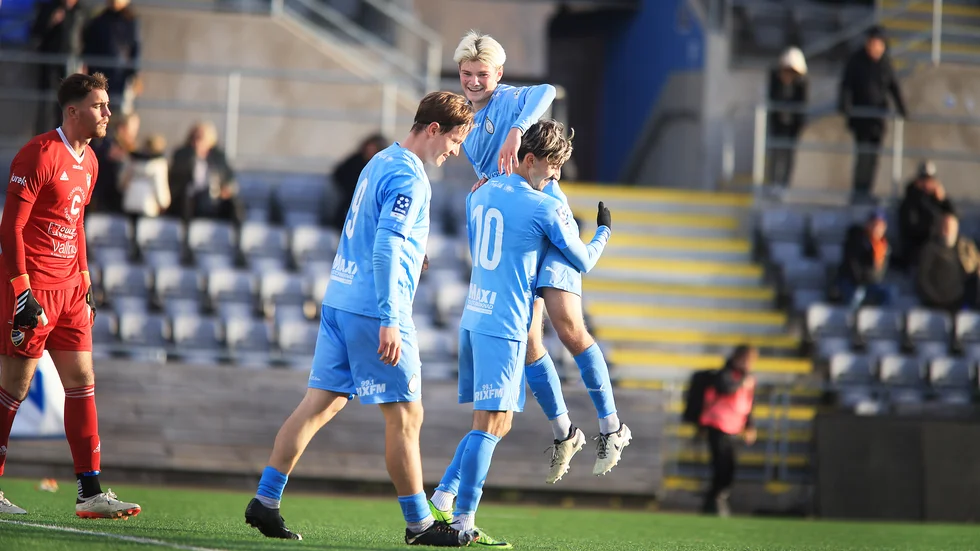 AFC Eskilstuna rivstartade mot Stocksund och gjorde 3-0 första kvarten. På bilden syns Aleksandar Azizovic (nummer 10) som gjorde första målet och han gratuleras av Sixten Sköldqvist och Love Björnson (nummer 9).