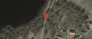 Träd över vägen påverkar trafiken på väg 594