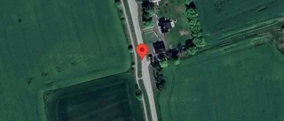 Problem i trafiken efter nedfallna träd på väg 1057