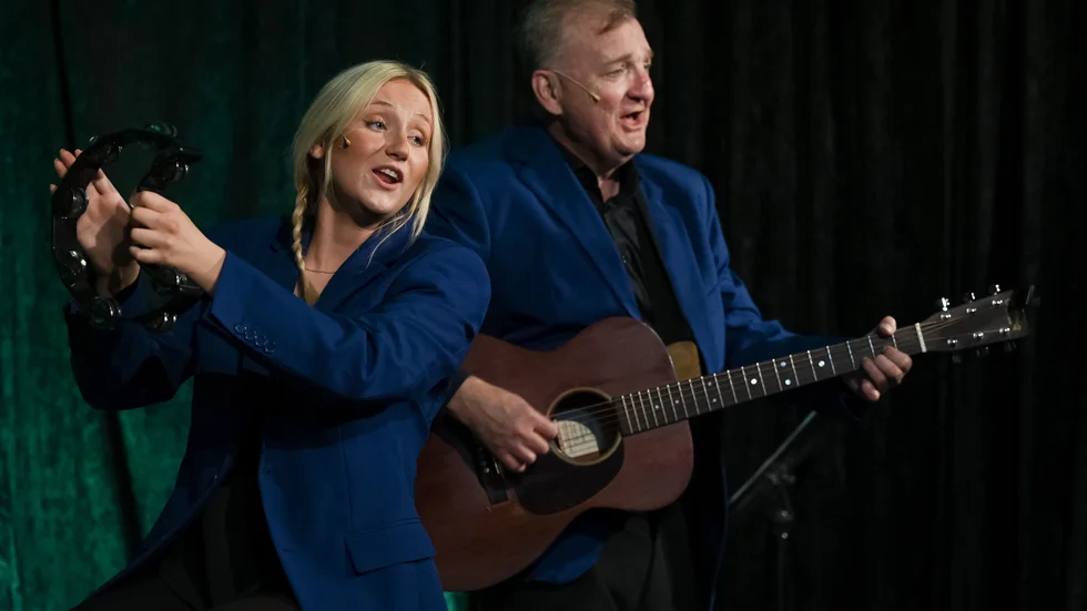 Ella Näsman och Lennart Bäck bildar en oemotståndlig duo i föreställningens andra halva, där länsteatern hyllar den nyligen insomnade underhållningslegenden Lasse Berghagen.