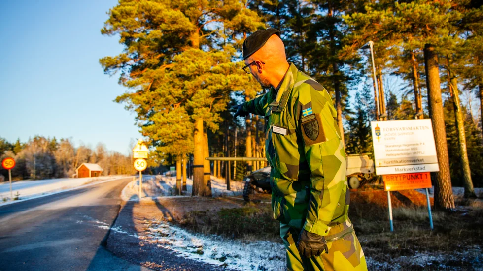 Ola Sandberg pekar längs med vägen där det är tänkt att stängslet ska löpa.