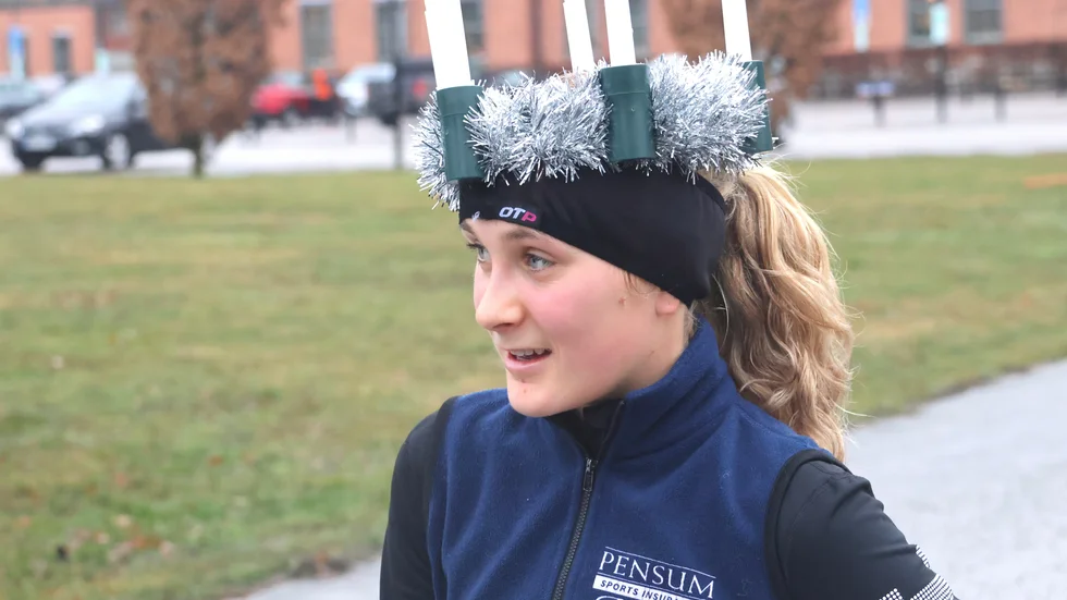 Agnes Werkander pryddes med en luciakrona efter segern. 