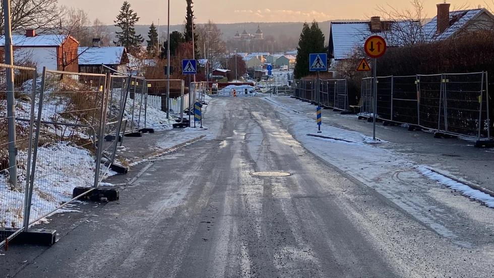 Slottsbrinksvägen låg så här öde i fredags men enligt Sevabs projektledare kan en ny entreprenör vara igång redan på onsdag denna vecka.