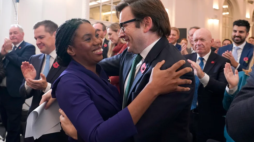 Kemi Badenoch omfamnar sin man Hamish Badenoch efter att ha utsetts till ny partiledare.