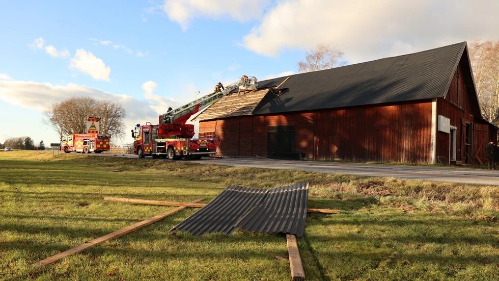 Delar av plåttaket till en ladugård har blåst bort.