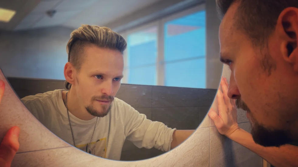 Erik Grönwall berättar om en enkel men kraftfull handling, att ställa sig framför spegeln och säga "jag älskar dig."