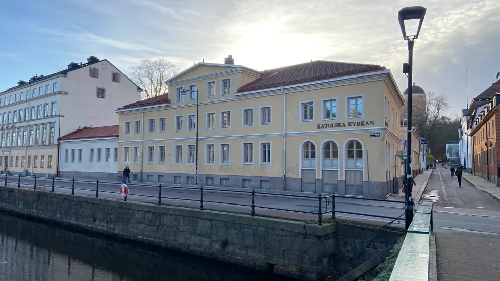 Katolska kyrkan vid Västra Ågatan i Uppsala växer och kan få grönt ljus för utbyggnad. Byggnadsnämnden har beslutat att skicka ut ett förslag på remiss. 