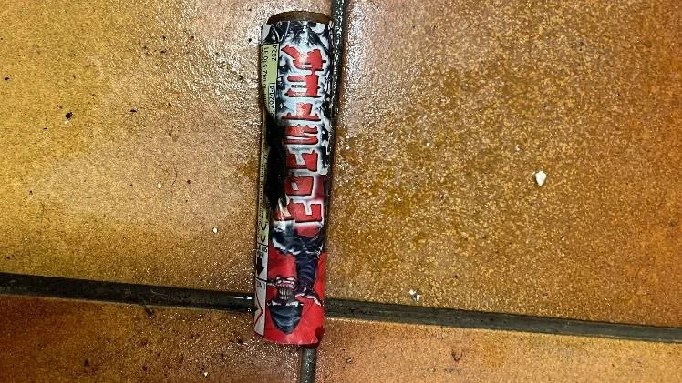Smällaren, en så kallad airbomb, hittades på toagolvet.