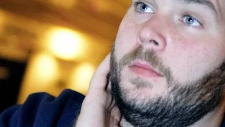 MINSTINGEN. Skolan i Luleå är den minsta av de fyra i landet och där sker intagning bara vartannat år. Totalt finns det 16 elever på teaterhögskolan i Luleå. "Många tycker att vi har mysiga lokaler och det är ju ett stort plus att vi ligger vägg i vägg med en fungerande teater. Vi får en insyn i den verksamhet vi ska ut i sedan", säger Peter Jansson, förstaårsstudent och en av arrangörerna av helgens seminarium för landet teaterhögskoleelever. 
Foto: PETRA ISAKSSON