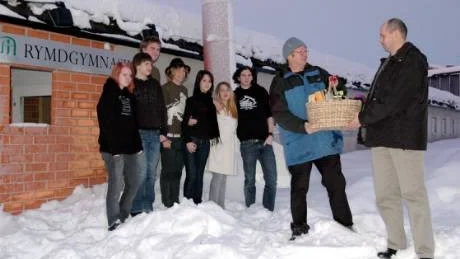 GRATULATIONER. Miljöpartiet och Grön ungdom Lappland gratulerade rektor Dan Tannerdal till det nya rymdprogrammet. Från vänster: Johanna Hennberg, Manfred Lindmark, Björn Jacobi Larsson, Andreas Petersson, Kim Stendahl, Sara Loqvist Hasund, Björn Bergelind, Timo Vilgats och Dan Tannerdal.Foto: Alexander Linder