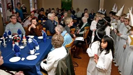 FULLSATT. Ett uppskattat inslag i guldkantsarrangemanget var luciatåget från Prästholmsskolan. Foto: Håkan Zerpe