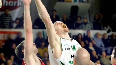 KORGDUELLEN. Plannjacentern John Rosendahl hade en tuff fight under korgarna mot Sundsvalls storväxta spelare.