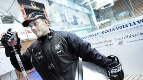 ARBETE. Roger Kyrö tycker att det är bra för spelarna att kunna kombinera styrketräning med isträning.