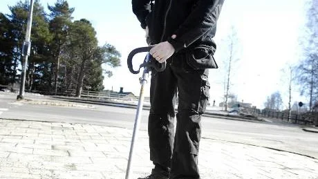 BÖRJADE SOPA. Redan i mars började Marcus Kalla och hans kollegor att sopa upp sand och grus från gårdarna i Luleå men då gjorde vintern en kraftfull comeback. "Då fick vi börja sanda igen istället", säger han.