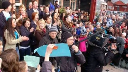 VILKET DRAG! Även om Brollekörens hemkomst var fejkad blev det riktigt festligt vid järnvägsstationen med sång, tal, blommor och hyllningar.
