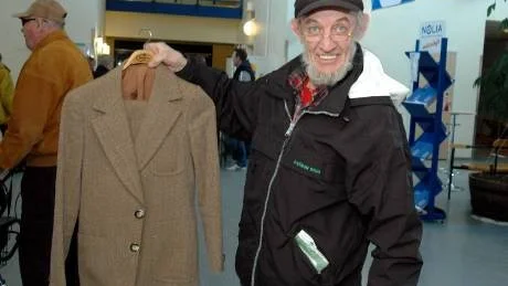 70-TALSKAVAJ. Skådespelaren Sixten Renquist hittade en kavaj som passar perfekt till sommarens föreställning med 70-talstema på Karlbergsteatern.