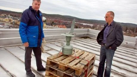 PÅ STADSHUSETS TAK. Där uppe finns den lilla apparaten som samlar in pollen. Resultatet skickas  till Umeå för analys. Till vänster miljöinspektör Håkan Sundqvist, till höger samhällsbyggnadschef Lars Andersson.