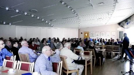 MÅNGA. När Mjölkuddens PRO har månadsmöte då räcker inte deras egen möteslokal till. Därför tvingas de hyra in sig, som här i Mariasalen i Kyrkans hus. Och de delar problemet med många andra pensionärsorganisationer.