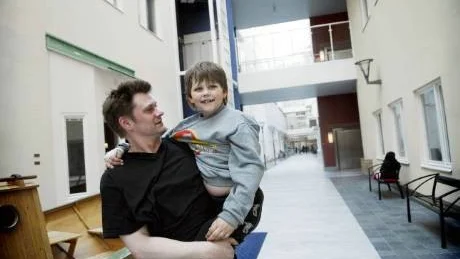 OROLIG VÄNTAN. Pappa Bo-Gunnar Henriksson är enormt lättad över att sonen Milton lever och att han har återhämtat sig efter helgens hemska drunkningstillbud. På onsdagen sade de adjö till Sunderby sjukhus och styrde kosan hemåt mot Överkalix. "Han längtar verkligen hem", berättar Bo-Gunnar Henriksson.