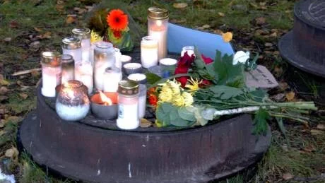 DÖD I SINGELOLYCKA. En 15-årig pojke dödades vid en singelolycka i Älvsbyn vid 21.15-tiden på lördagen. På söndagen hade platsen smyckats med blommor, ljus, bilder och andra föremål.