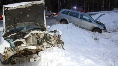 HALKA TROLIG ORSAK. En olycka med tre personbilar inblandade inträffade i höjd med Brännbergsvägen i Älvsbyns kommun på lördagseftermiddagen.Foto: Linda Kask