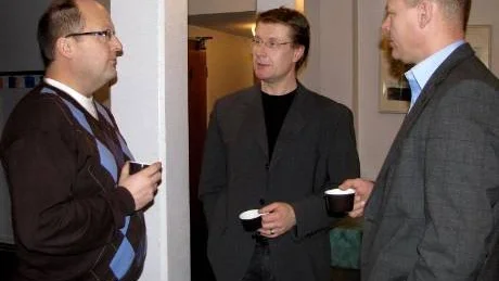 LÄRLINGSUTBILDNINGAR EN LÖSNING. Förändrade regler kring lärlingsutbildningar 2009 kan innebära ett sätt att rekrytera personal till Gällivares företag tror Henry Ömalm, utbildningsföretagare, till vänster, i samtal med Lars Erik Bergman och Bangt Arvola, Metso Minerals Henry Ömalm, Lars Erik Bergman, Bengt Arvola.Foto: Kenth Bergmark