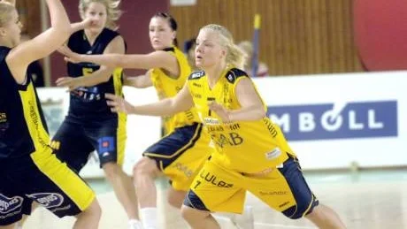 Fokus. Eva Hägg-Myntti och övriga Luleåguarder gjorde ett starkt defensivt arbete. Foto: ROLAND S LUNDSTRÖM