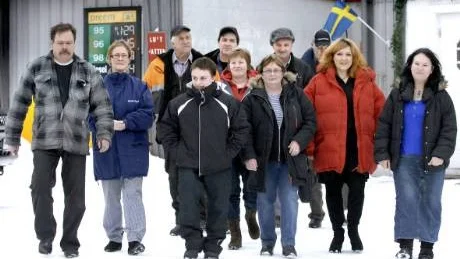 GETT UPP? "Nej då på intet sätt! Vi ska fortsätta och påverka och skapa opinion, vi har även tätortsfolket med oss", säger denna grupp företagare i Niemisel med omnejd. Från vänster Sven-Olov Ek, Elisabeth Englund som nu lägger ned sitt Bettans bageri, Kent Lundmark, Leif Sandström, Hillevi Sandström, Erland Nilsson, Ann-Christin Nilsson, Gunnar Olsson, Eva Demirarslam, Anders Nilsson och Marianne Björn. Samtliga med verksamheter i Niemisel och omnejd.