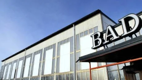 SLÄNG ÖVERDELEN. Enligt områdeschefen för Luleås bad- och sporthallar, Hans Pettersson, går det bra att bada med bar överkropp även för kvinnor. Så länge ingen blir förnärmad och säger till.