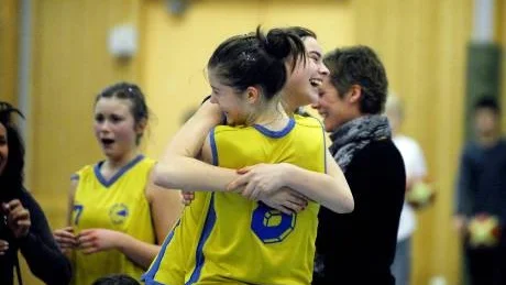 GLÄDJE. Matchen har precis slutat och Hökenspelarna, med Josefine Vesterberg i spetsen (nummer 8) jublar efter att ha vänt ett 15-poängs            underläge till seger efter förlängning. Foto: PETRA ISAKSSON