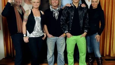 Jessica Andersson, Arja Saijonmaa, Thomas Petersson, Niklas Strömstedt, Magnus Johansson, Sara Löfgren, Morgan "Mojje" Johansson, Ola Svensson och Linda Bengtzing följer med Lasse Holm på "Diggiloo"-turnén. Dessutom tillkommer Brolle.