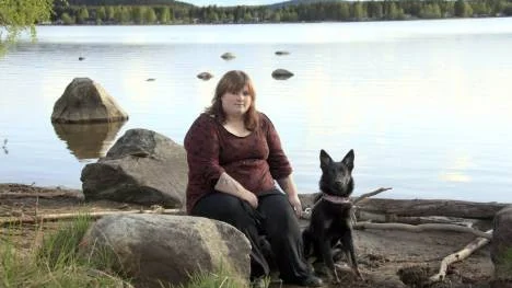 Det var här, vid Piteälvens strand i Öjebyn, som dramat utspelade sig. Ida Tallhed lekte med hundvalpen Hera, halkade och slog huvudet i en sten.