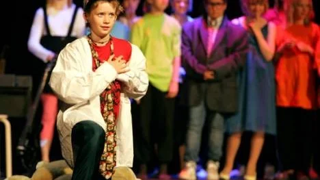 Trots slips, solbrillor, träningsbyxor, mc-boots och nalle visade det sig att Evelina ville ha Sune precis som han var från början - helt vanlig.