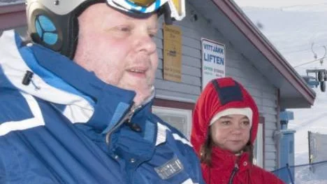 NN lindquist
FOTO: ANNELIE NILSSON
Lindquist1
Janolof Lindquist, tidigare präst i Arvidsjaur, besöker samhället
varje år tillsammans med sina konfirmander.
Lindquist2
Konfirmander på besök. 108 mil enkel väg är inget hinder för att
förlägga konfirmandlägret i Arvidsjaur kryddat med mycket skidåkning
på Vittjåkk.
Lindquist3
Janolof Lindquist barn brukar turas om att hänga med på
konfirmationslägret. I år är det Pascals tur. Till höger står Sig-
Britt Persson, förälder till en av konfirmanderna.