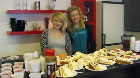 För serveringen vid invigningen av Vidselskolans nya elevfik svarade niorna Amanda Berggren (till vänster) och Pernilla Olsson.