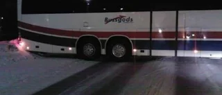 Förarlös buss rullade ut mitt framför bilist