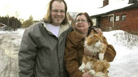 En liten tröst i den stora bedrövelsen - paret Mikael Vernerlund och Kerstin Englund som förlorade alla sina ägodelar vid måndagens totalbrand i Öjebyn fick i går tillbaka famijens försvunna katt Hubert.