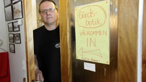 Tord Nilsson stänger dörren till Alterhedens gårdsbutik på grund av den nya lagen om kassaregister som börjar gälla 1 januari 2010.FOTO: Gunnar Westergren