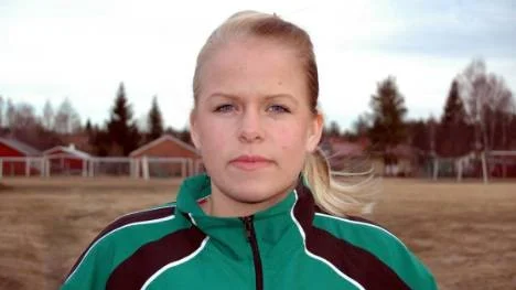 Anna Stenberg gjorde fyra mål när Tväråselet vann första matchen i innebandytrean.