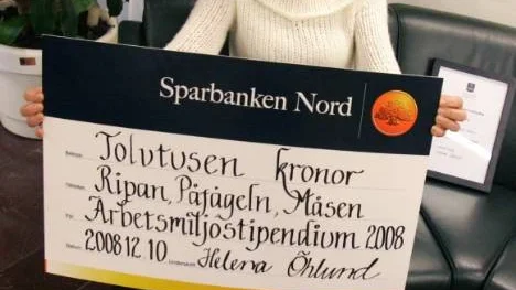 12 000 kronor fick de personliga assistensgrupperna Måsen, Påfågeln och Ripan ta emot. "Vi ser till att göra saker tillsammans", säger Carina Nyström, personlig assistent.